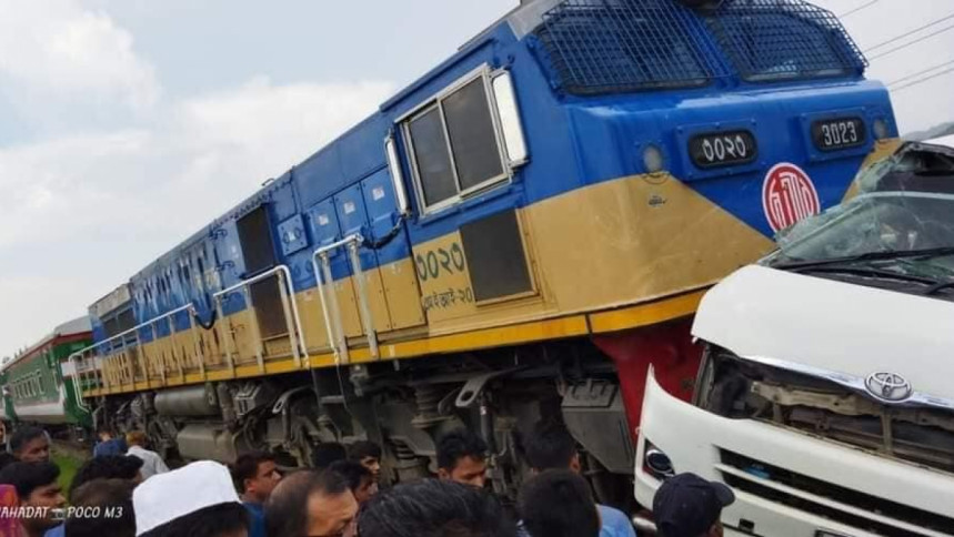 মাইক্রোবাসে ট্রেনের ধাক্কা, আহত ৭ জন চমেক হাসপাতালে মাইক্রোবাসে ট্রেনের ধাক্কা, আহত ৭ জন চমেক হাসপাতালে