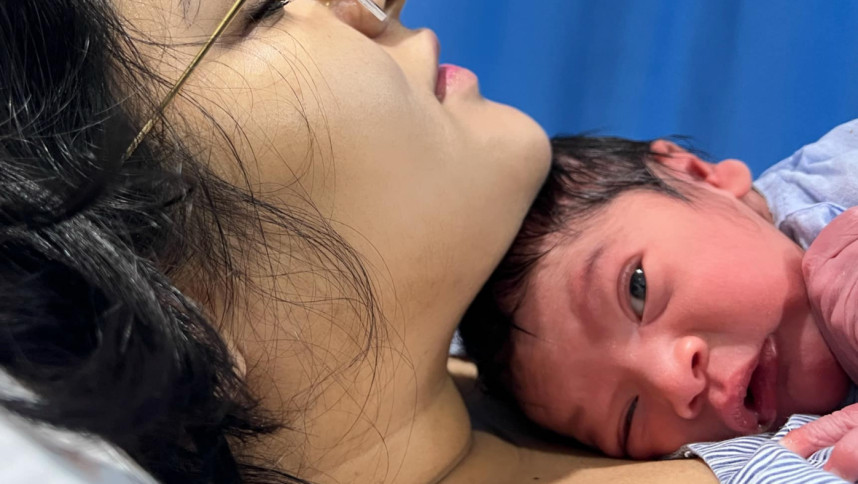 ভেরিফায়েড ফেসবুক পেজে পরীমনি নিজের সন্তানসহ এই ছবিটি পোস্ট করেন। ছবি: ফেসবুক থেকে নেওয়া ভেরিফায়েড ফেসবুক পেজে পরীমনি নিজের সন্তানসহ এই ছবিটি পোস্ট করেন। ছবি: ফেসবুক থেকে নেওয়া
